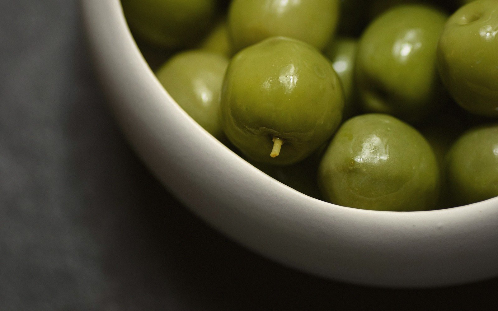 A dish of black and green olives